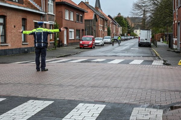 agent op kruispunt die verkeer regelt, armen dwars  op rijrichting