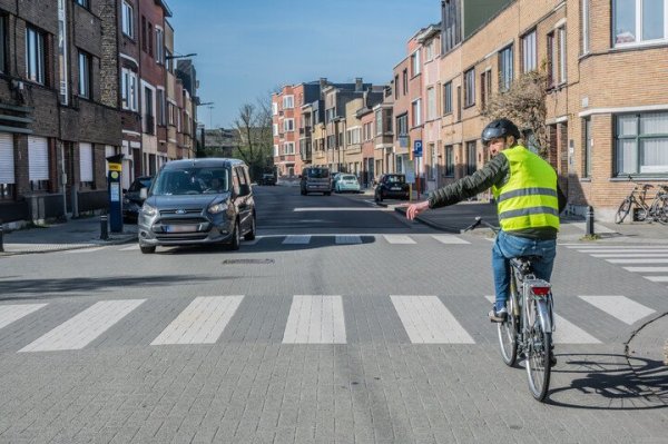 fietser die linksaf slaat op een kruispunt
