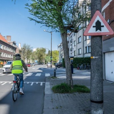 fietser en auto op kruispunt met voorrang