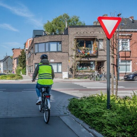 fietsers op een kruispunt met voorrangsbord