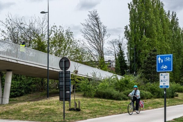 fietser op een voorbehouden weg