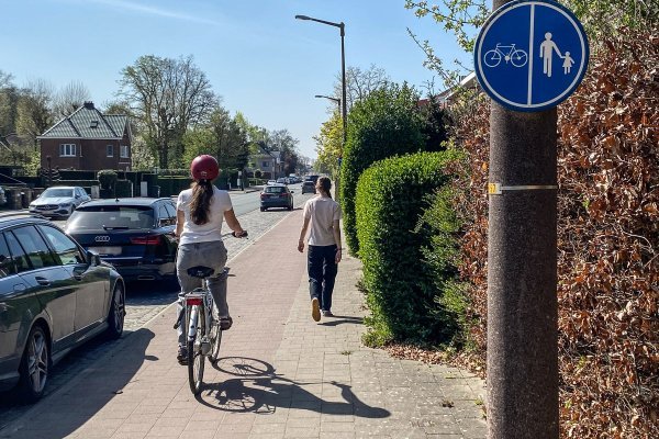 Fietser en voetganger op een gedeeld fiets/voetpad