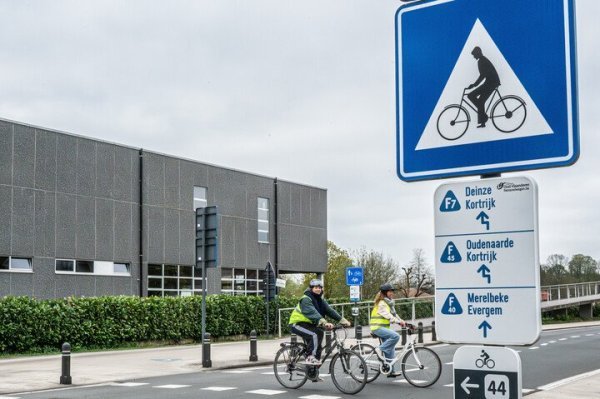 overstekende fietsers op een fietsoversteekplaats