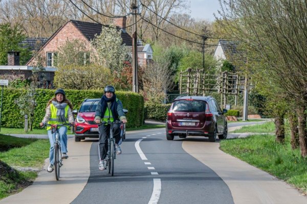 Fietsers in een straat met fietssuggestiestroken