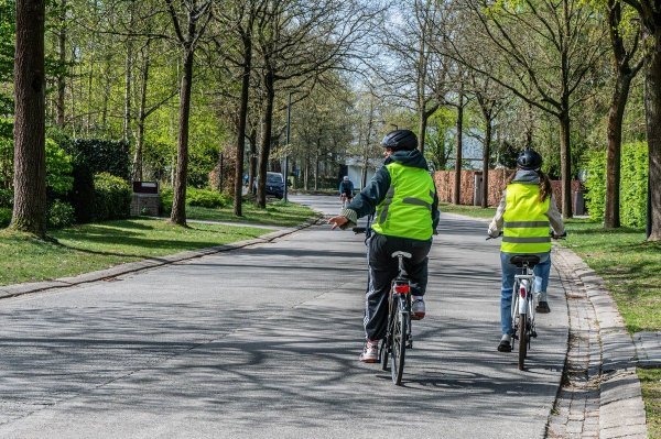 Fietser die andere inhaalt op de rijbaan