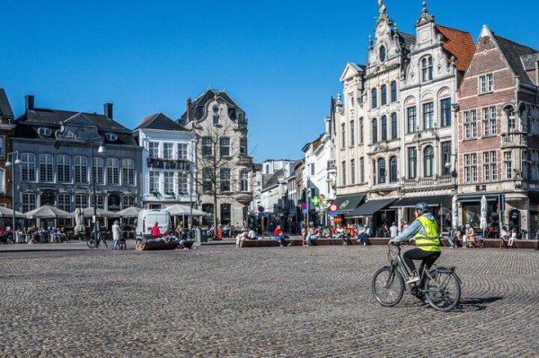 fietser op een plein