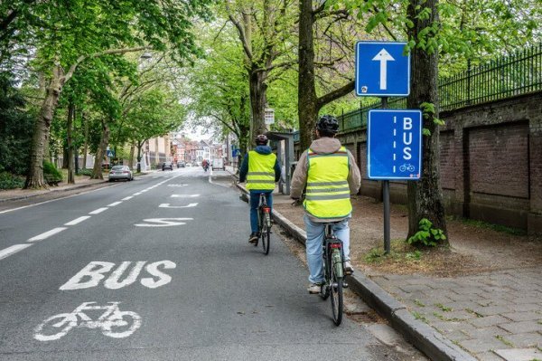 2 fietsers op een busstrook waar fietsers toegelaten zijn