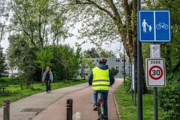 Fietser en voetganger op een voorbehouden weg