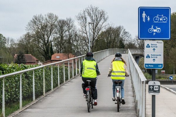 fietsers op een fietsbrug