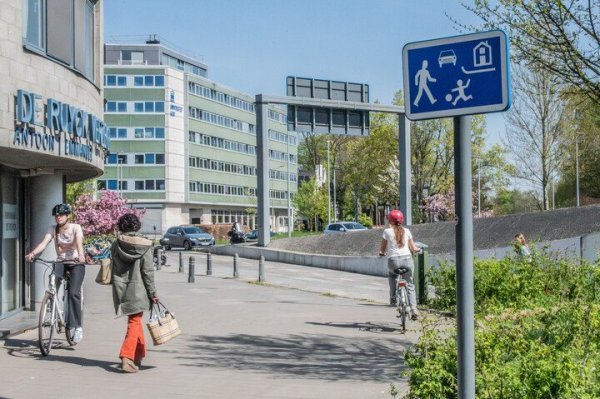 fietsers en voetgangers in een woonerf