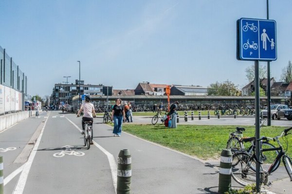 fietsers en voetgangers op een voorbehouden weg