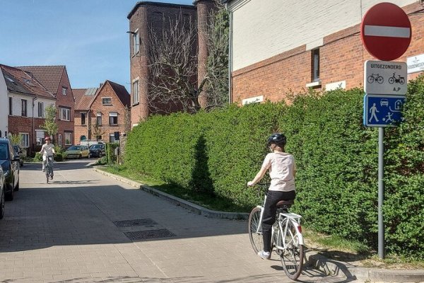 in een eenrichtingsstraat met uitzondering voor fietsers