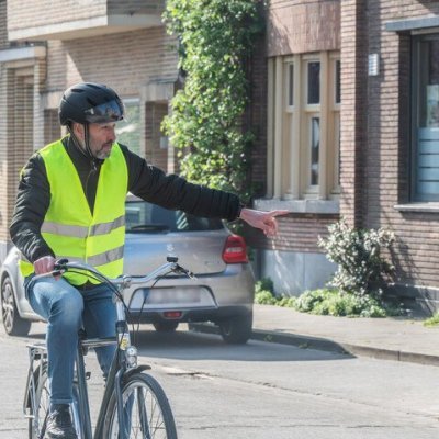 fietser die oogcontact maakt aan kruispunt