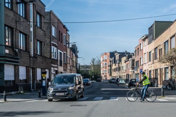 kruispunt met voorrang van rechts fietser en auto