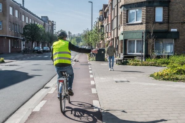 fietser die voorrang verleent aan voetganger