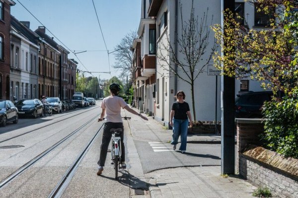 fietser die rechts afslaat en voorrang geeft aan voetganger die oversteekt