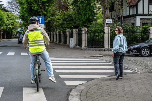 fietser die rechts afslaat en voorrang geeft aan voetganger aan zebrapad