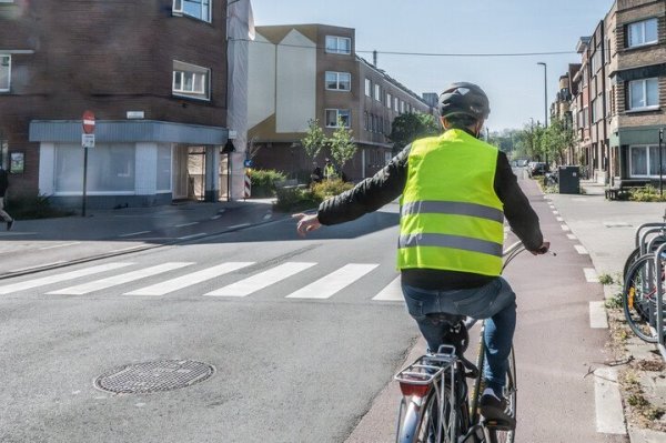 fietser die arm uitsteekt om links af te slaan