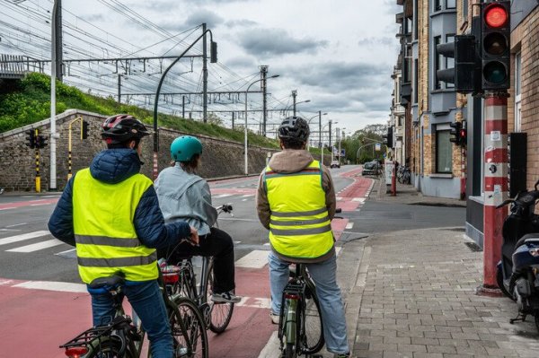 3 fietsers wachten voor rood verkeerslicht