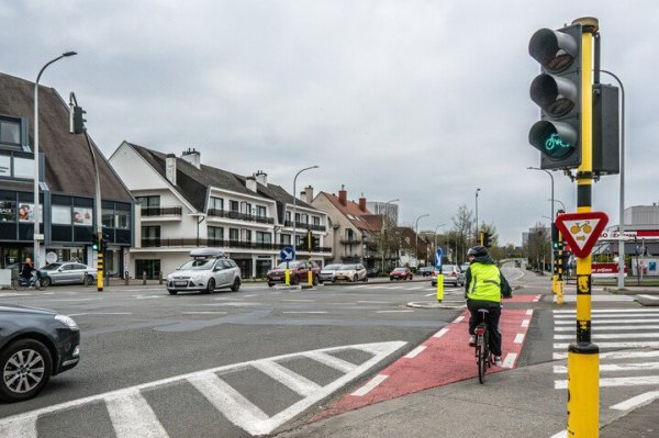 fietser rechtdoor bij groen licht, auto rechtsaf