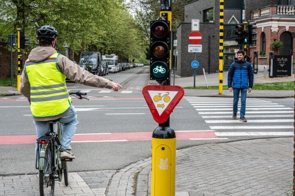 fietser door het door