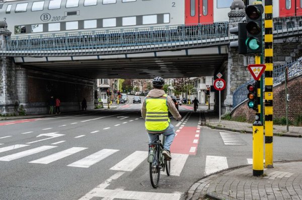 fietser rijdt door bij groen verkeerslicht