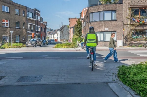 fietser geeft voorrang aan voetganger op doorlopend voetpad