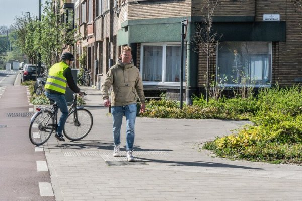 fietser die rechtsaf moet geeft voorrang aan voetganger op doorlopend fietspad