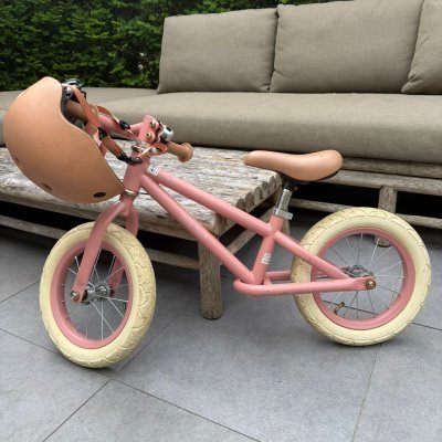 loopfiets met fietshelm aan het stuur
